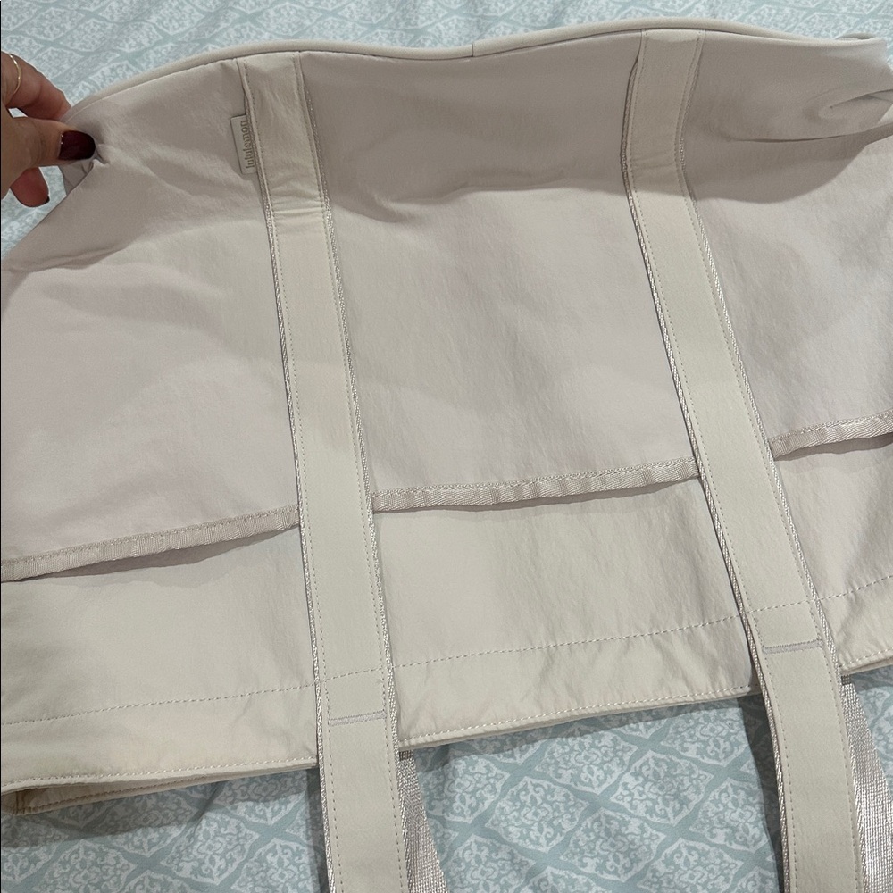 luluđ NWT New Year Daily Multi Pocket Tote - Picture 5 of 7